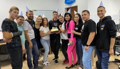 "Мы никогда не забываем поздравить своих коллег с днем рождения 🎉🎂🥳!"