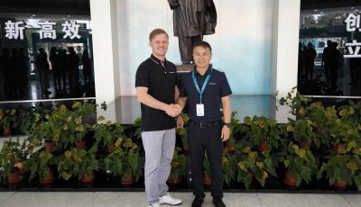 "Вице-президент компании Hisense в Китае 🇨🇳🏢✨!"